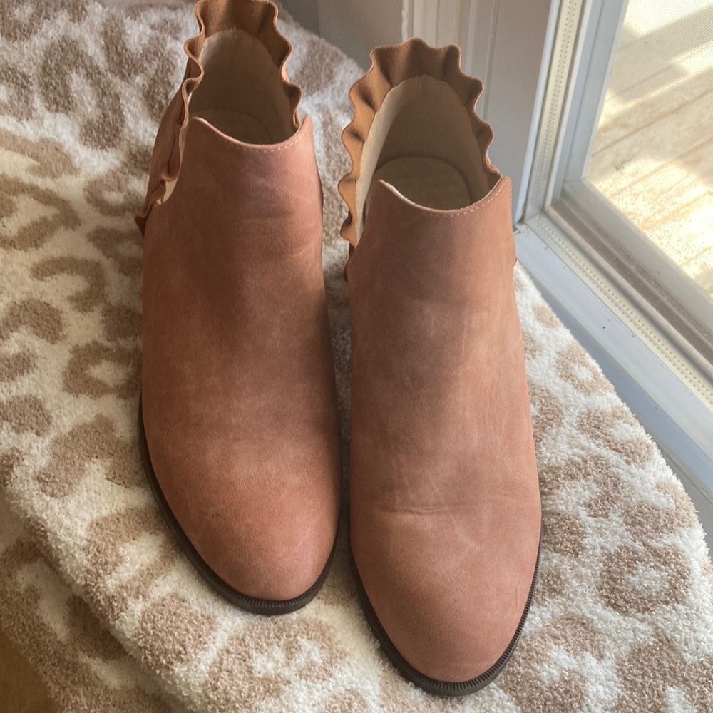 Ruffled peachy boots